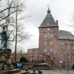 00_1565px-Moers_Schloss_2014-01_CN-01