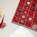 02-2023-01-17_MuenzspendeUebergabe_LiannaHecht_WWUMuenster_ArchaeologischesInstitut_2