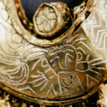 04-Sol-invictus-op-gouden-oorhanger