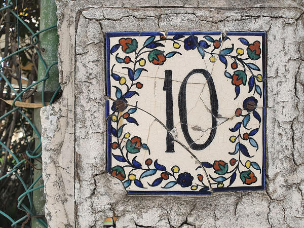 00_960px-Sign_number_10_on_Jerusalem_Street
